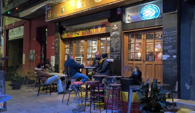 Image du bar avec des personnes