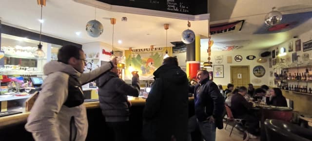 Image du bar avec des personnes