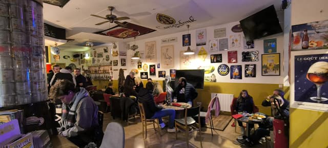 Image du bar avec des personnes